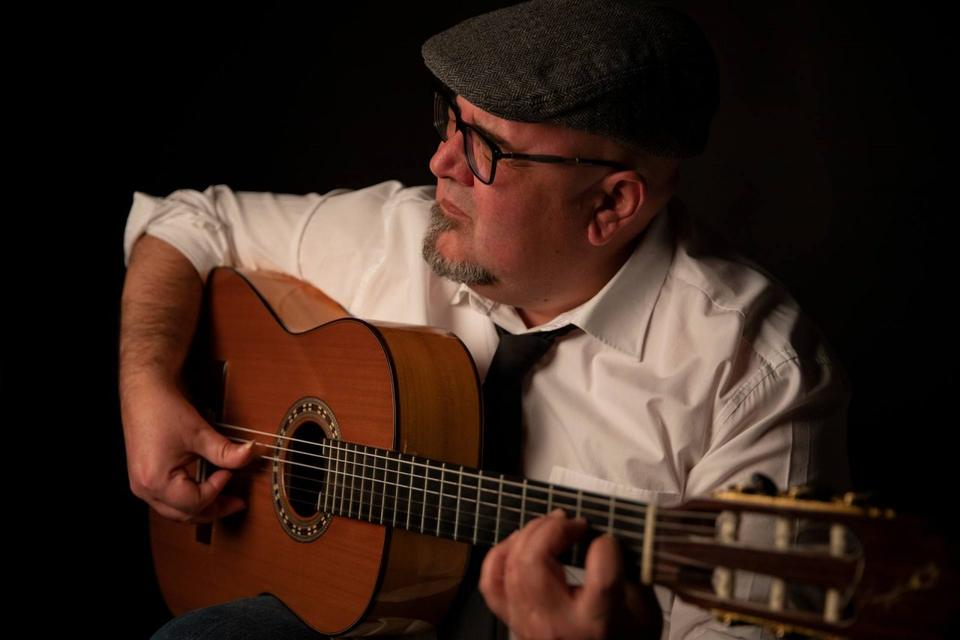 Pedro tocando la guitarra flamenca